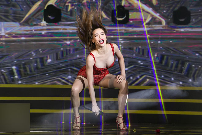 Diện đồ quá bốc lửa, Hà Hồ khiến khán giả toát mồ hôi với loạt vũ điệu táo bạo trên sân khấu